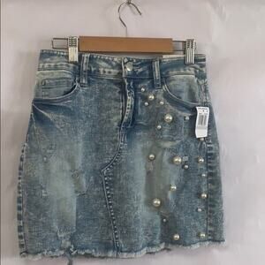 NWT TINSELTOWN RIPPED‎ PEARL DEMIN SKIRT SI…